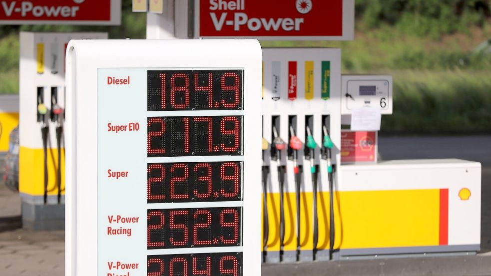 Die Preistafel an einer Shell-Tankstelle an der Autobahn 59 zeigt für Diesel einen Preis von 1,849 Euro pro Liter an. Foto: dpa