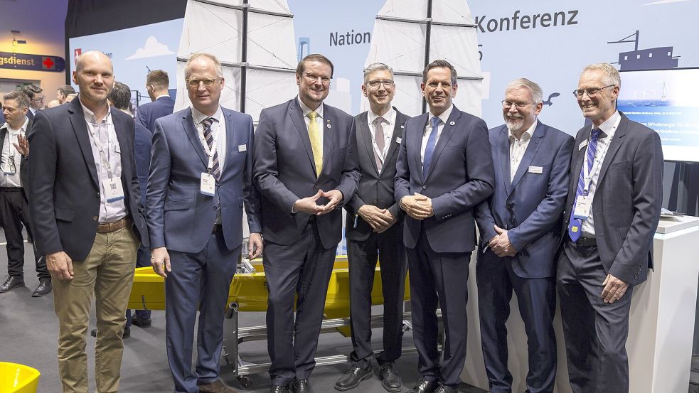Am Messestand der Hochschule (v.l.): Hans Kyling (Fraunhofer AG Nachhaltige Maritime Mobilität), Prof. Dr. Jann Strybny (Hochschule Emden/Leer), Emdens Oberbürgermeister Tim Kruithoff, Hochschulpräsident Prof. Dr. Marco Rimkus, Niedersachsens Ministerpräsident Olaf Lies, Prof. Dr. Marcus Bentin, Dekan des Fachbereichs Seefahrt und Maritime Wissenschaften und Prof. Kapt. Michael Vahs (Hochschule Emden/Leer). Foto: Tobias Bruns