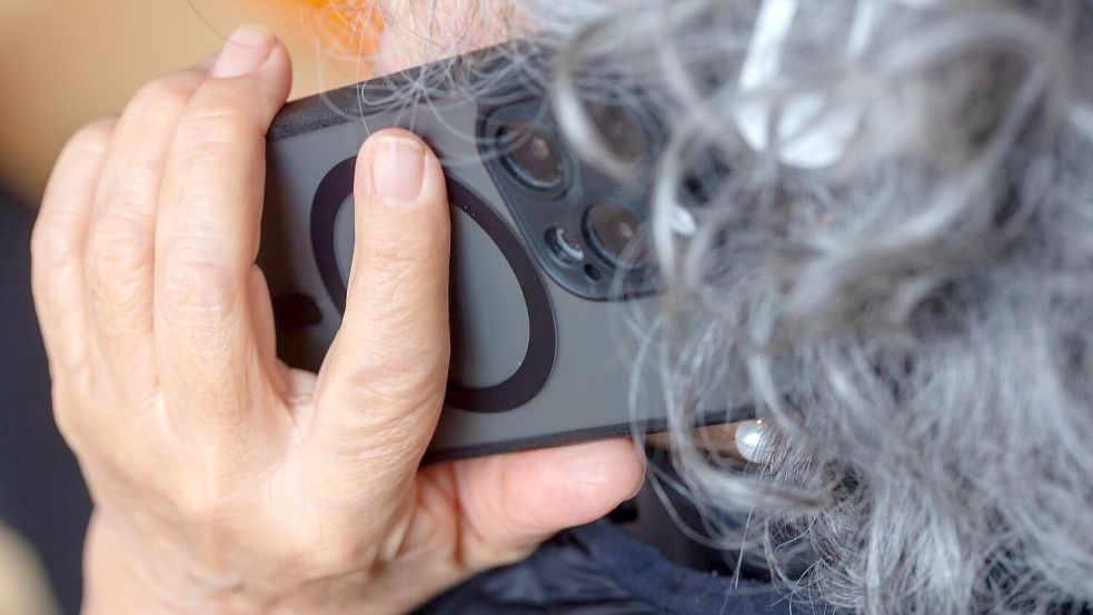 Prepaid oder Postpaid - was für eine Sim-Karte ist in diesem Handy? Vermutlich letzteres. Foto: Fernando Gutierrez-Juarez/dpa