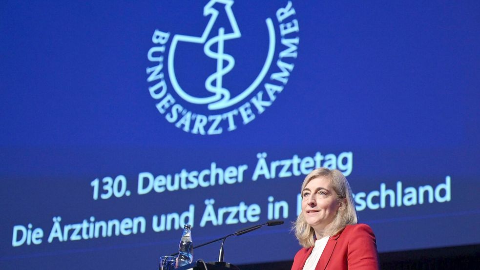 Ministerin Warken verteidigte ihr Sparpaket gegen Kritik der Ärzte. Foto: Julian Stratenschulte/dpa