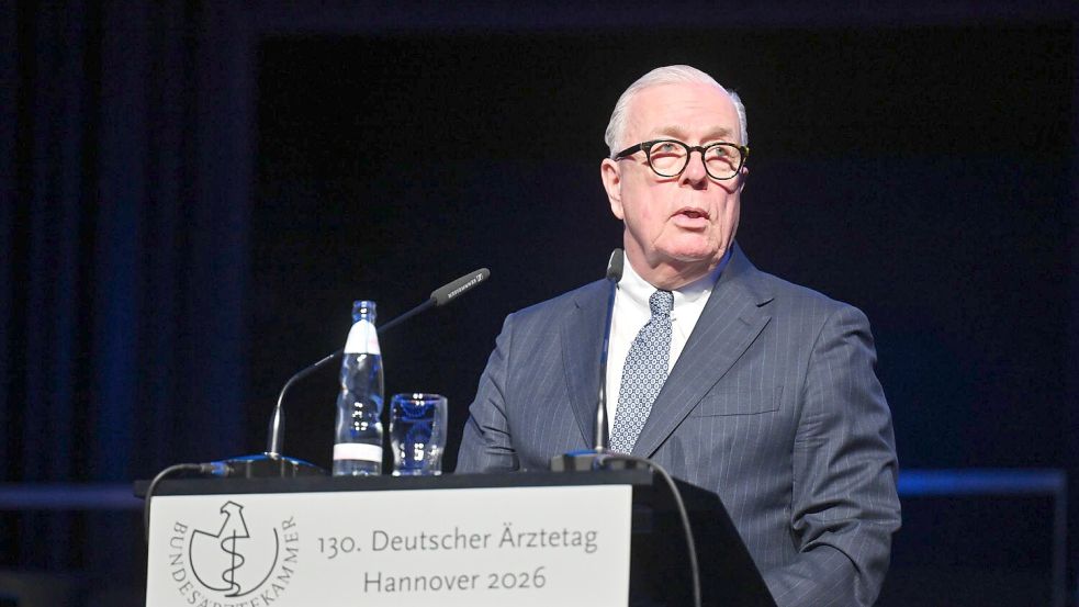 Der Ärztepräsident forderte, das Spargesetz auf „Hold“ zu stellen. Foto: Julian Stratenschulte/dpa