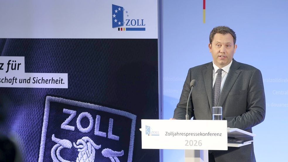 Bundesfinanzminister Klingbeil auf dem Flughafen Leipzig/Halle. Der deutsche Zoll soll gestärkt werden. Foto: Jan Woitas/dpa
