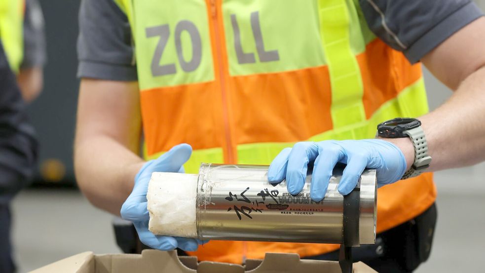 Zollbeamte finden bei einer Durchsuchung 500 Gramm Kokain, das in einer Thermoskanne versteckt ist. Foto: Jan Woitas/dpa