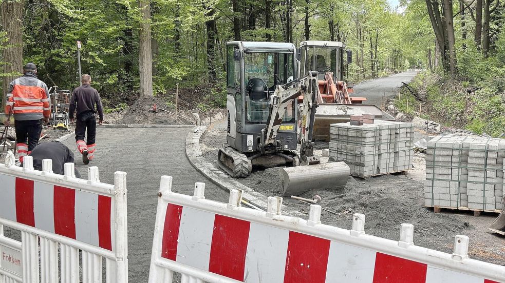 Seit Herbst 2025 wird der Südeweg in Aurich saniert. Jetzt neigen sich die Straßenbauarbeiten dem Ende entgegen. Foto: Lasse Paulsen