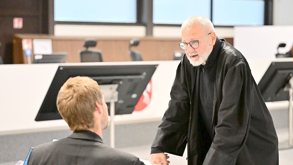 Steffen Hörning (r), Anwalt der Nebenklage, verweist in seinem Plädoyer auf das Leid der Opfer. Foto: Sina Schuldt/dpa