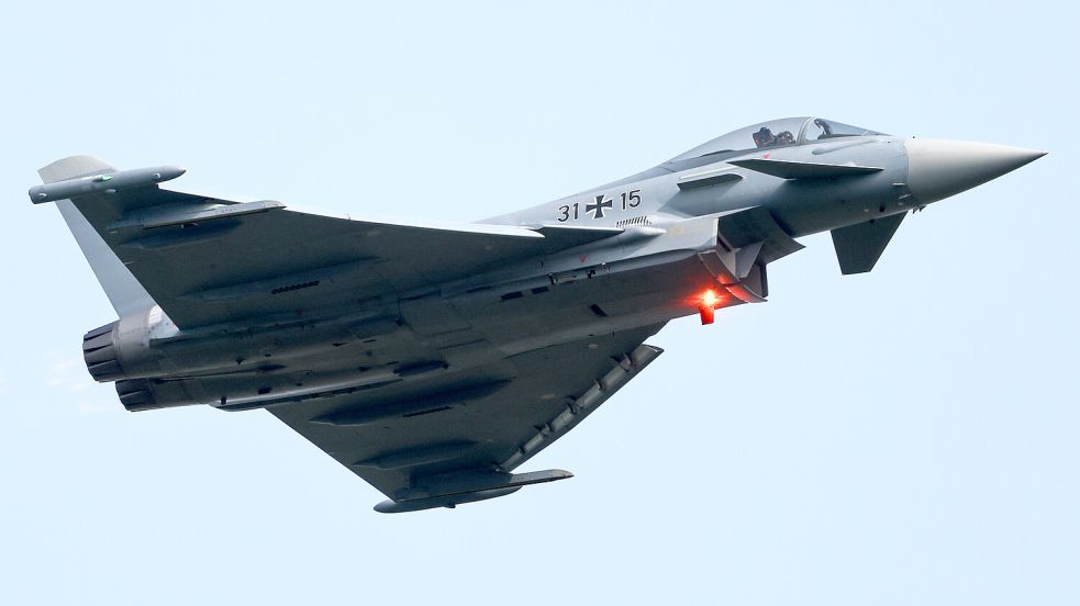 Ein Eurofighter der Luftwaffe bei einem Übungsflug. Das Bild stammt aus Juni 2025. Symbolfoto: Christoph Reichwein/DPA