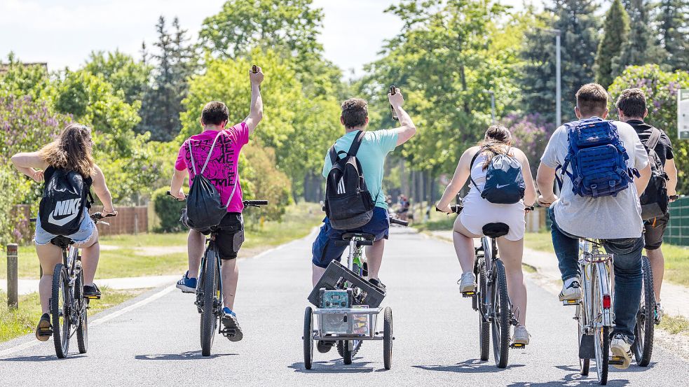 Daumen drücken für alle, die an Himmelfahrt eine Radtour planen: Hoffentlich spielt das Wetter mit. Foto: Frank Hammerschmidt/DPA