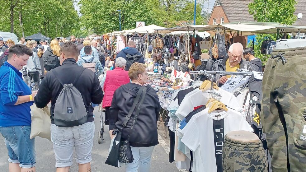 In Elisabethfehn lockt der Riesenflohmarkt am Kanal. Foto: Horst Wilken/Archiv
