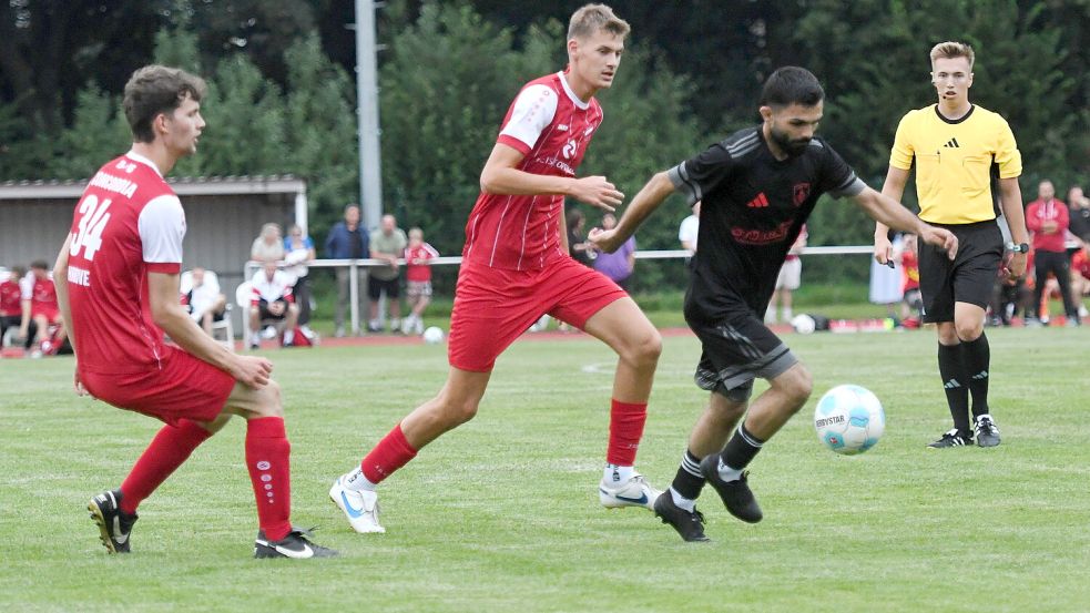 An diesem Mittwoch kommt es zum Derby zwischen TuRa (am Ball) und Ihrhove. Foto: Hans Damm