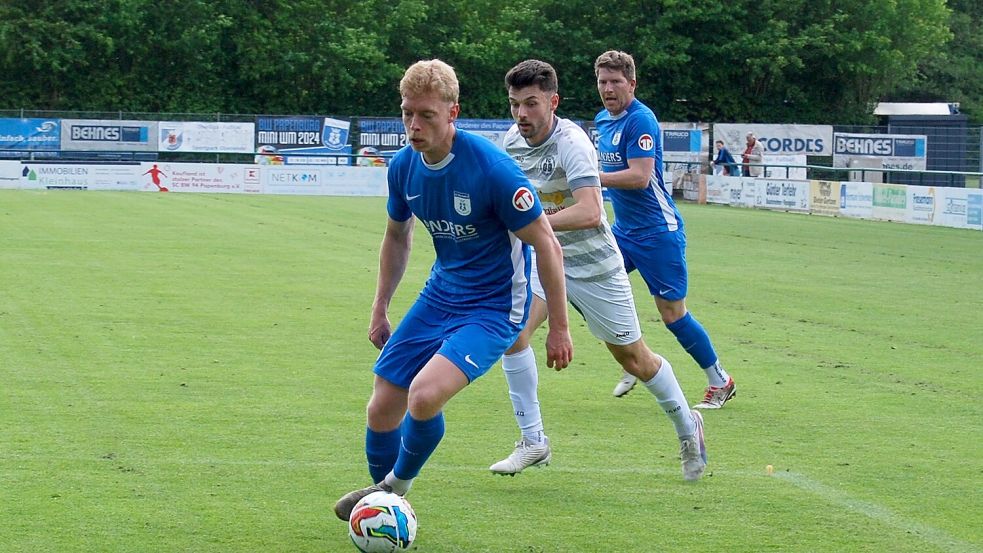 BW Papenburg (am Ball Jonas Korte) will nach dem 4:2 gegen Schüttorf in Esens nachlegen. Foto: Reemts