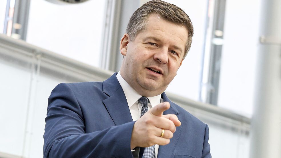 Beim Thema Bürgergeld will Sachsen-Anhalts Ministerpräsident Sven Schulze mit harten Bandagen kämpfen. Die Vergangenheit zeigt jedoch, dass es so nicht funktioniert. Foto: IMAGO/Christian Schroedter