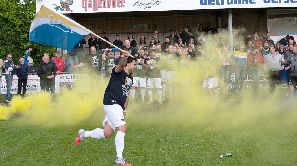 SuS Steenfelde feierte auf dem Sportplatz in Weener Meisterschaft und Aufstieg. Foto: Heiner Lohmann