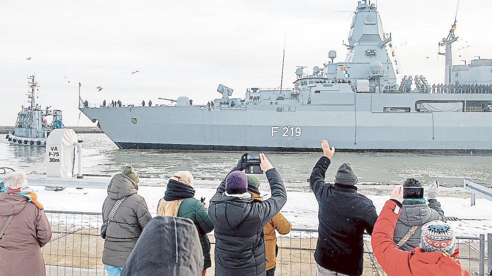Die Fregatte „Sachsen“ – hier beim Auslaufen in Wilhelmshaven im Januar – führt den Nato-Marineverband in der Ostsee. Foto: Hauke-Christian Dittrich/dpa
