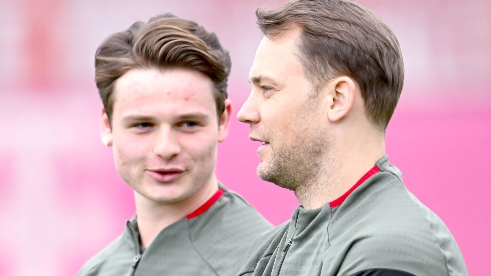 Torwart Manuel Neuer (r) soll für Jonas Urbig künftig noch öfter Platz machen. (Archivbild) Foto: Sven Hoppe