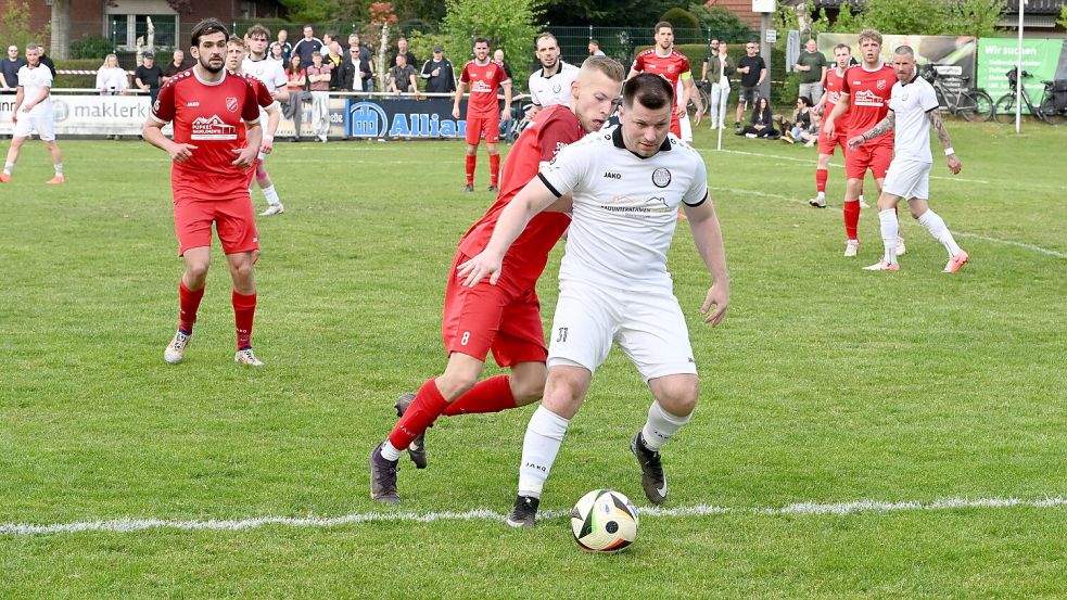 Der TuS Großheide (hier ein Foto aus dem Spiel gegen Groß-Midlum) tritt in Münkeboe an. Foto: Hans Wagenaar/Archiv