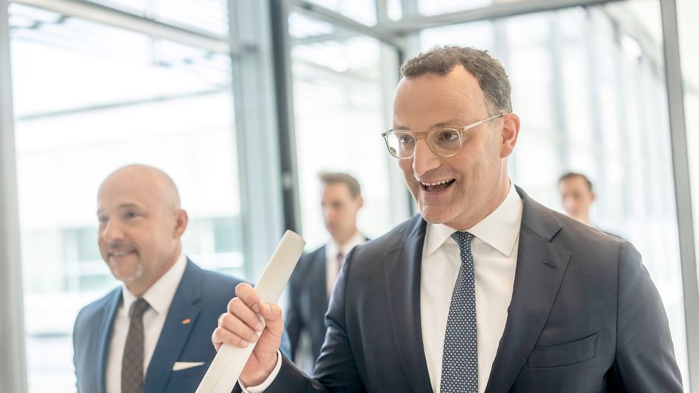 Der Koalitionsausschuss habe entschieden, das Vorhaben nicht weiterzuverfolgen, schrieben Fraktionschef Jens Spahn (rechts) und CSU-Landesgruppenchef Alexander Hoffmann an die Abgeordneten der Union. (Archivbild) Foto: Michael Kappeler/dpa