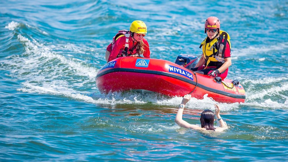Die DLRG-Rettungsschwimmer retten im vergangenen Jahr wieder vielen Menschen das Leben. (Archivbild) Foto: Jens Büttner