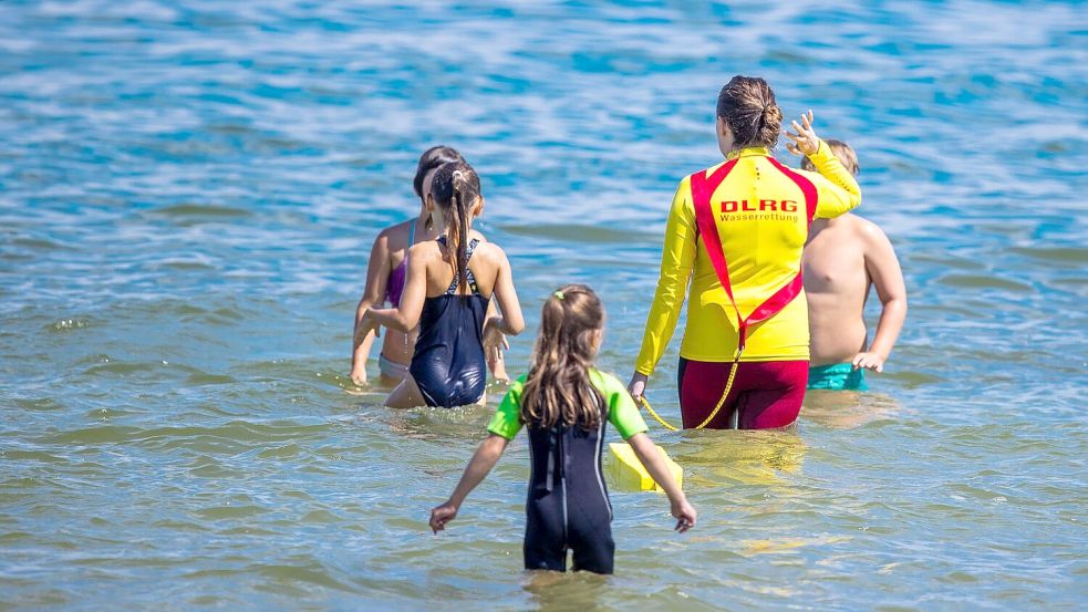 Laut DLRG wollen sich viele Kinder nach dem Schwimmenlernen auch mit Rettungsschwimmen beschäftigen. (Archivbild) Foto: Jens Büttner