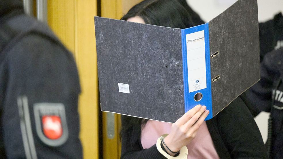 Eine 27-jährige Frau muss für einen Mordversuch mit Ameisensäure für zwölf Jahre in Haft. (Archivbild) Foto: Julian Stratenschulte