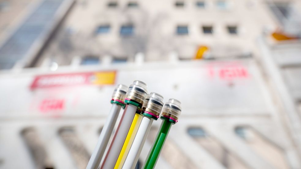 Glasfaser-Kabel an einem Berliner Wohnhaus. Foto: Sebastian Gollnow