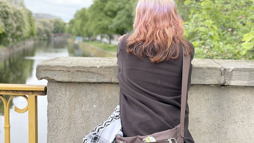 Politiker interessieren sich „null Komma null“ für junge Menschen, sagt Lila, die sich nur von hinten fotografieren lassen möchte. Foto: Carlotta Vorbrüggen