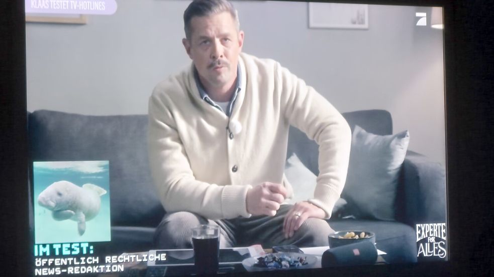 Klaas Heufer-Umlauf setzt sich für seine TV-Show als „Experte für Alles“ ins angeblich private Wohnzimmer und regt sich „über Schwachsinn“ auf. Hier versucht er als „Klaus Brinkmann“, den NDR zum Dreh nach Hooksiel zu lotsen. Foto: Susanne Ullrich