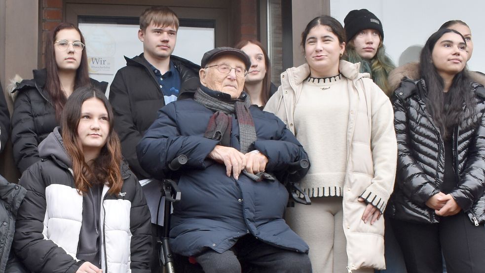 Die Begegnungen und Gespräche mit Schülern lagen Albrecht Weinberg immer sehr am Herzen. Dieses Bild entstand am 9. November 2025 vor seinem früheren Wohnhaus am Untenende in Rhauderfehn. Foto: Henrik Zein