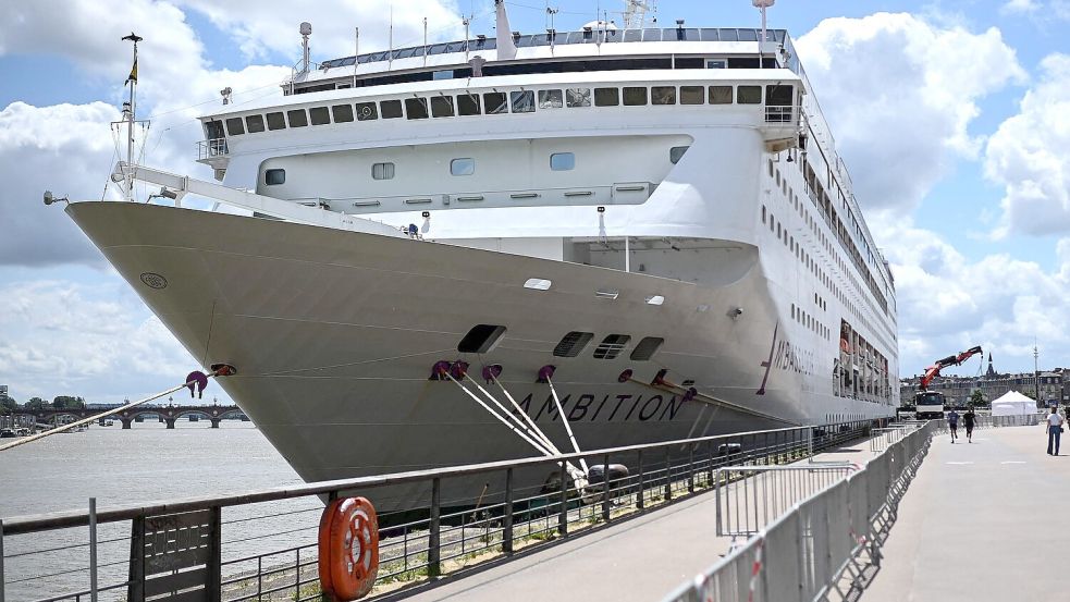 1.700 Passagiere und Crew-Mitglieder sitzen nach einer Welle von Magen-Darm-Erkrankungen auf einem Kreuzfahrtschiff in Bordeaux fest. Foto: Christophe Archambault/AFP/dpa