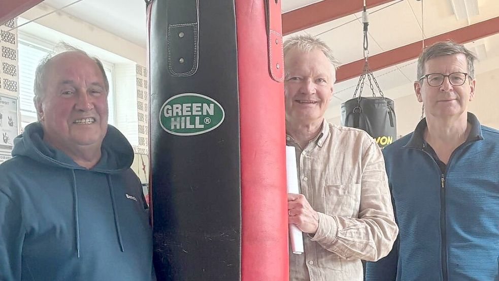 Sie hoffen, dass die Klage beim Amtsgericht Hannover Erfolg hat: Spartenleiter Horst Schmidt (von links), Vorsitzender Wilfried Theessen und Bernd Fuhrmann, stellvertretender Vorsitzender des Auricher Sportvereins. Foto: Marco Lindenbeck