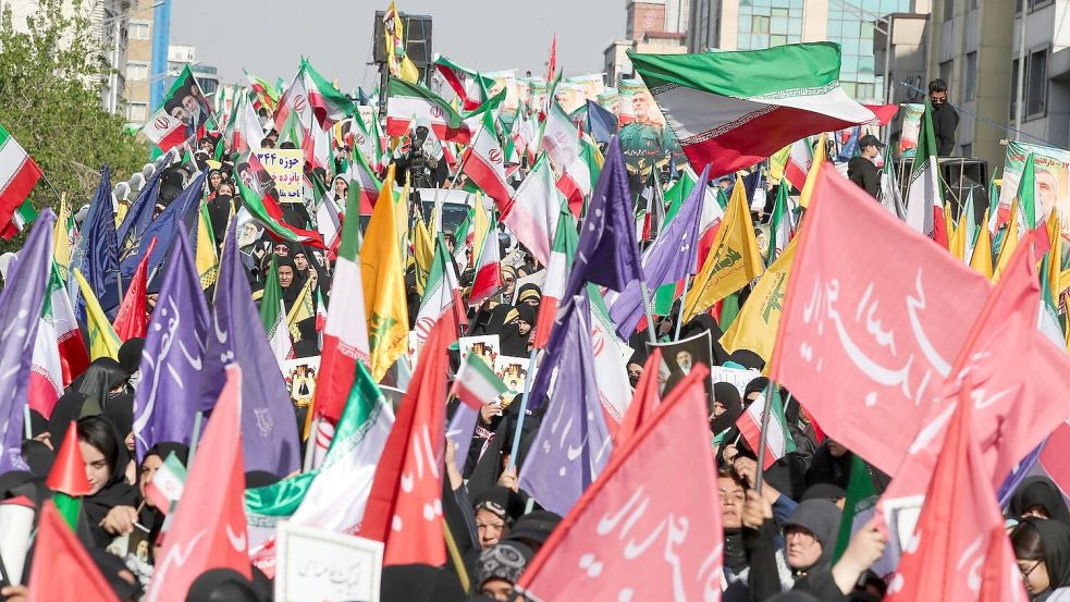 Iranische Frauen nehmen an einer Kundgebung teil. Seit Jahren ist das Leben im Iran geprägt von Gewalt, Unterdrückung und Krieg. Viele Menschen verlassen das Land in der Hoffnung auf ein besseres Leben in Frieden und Freiheit. Foto: Stringer/dpa/Archiv
