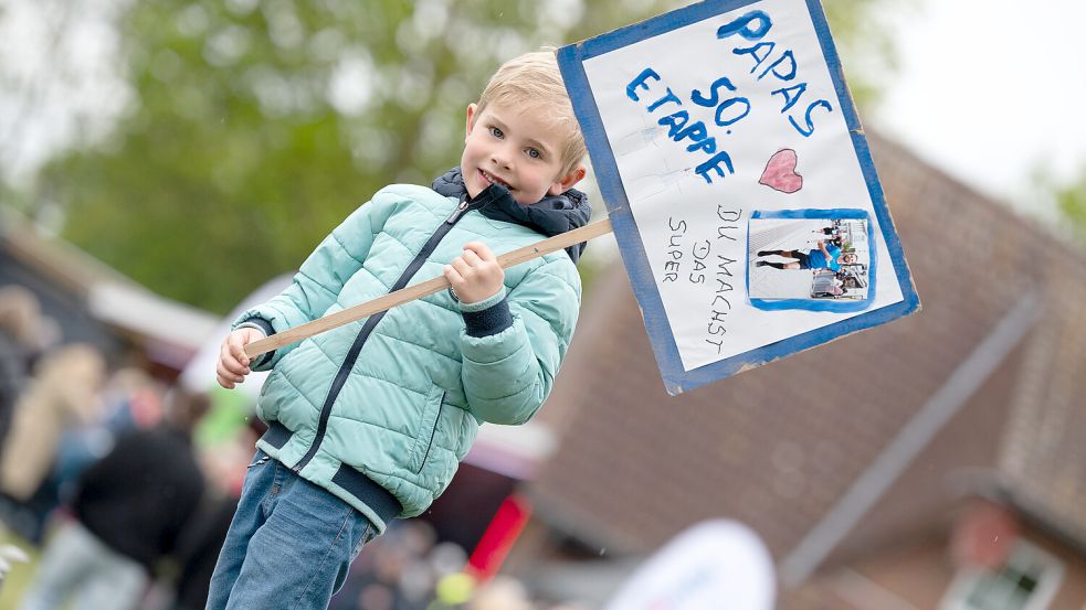 Selber laufen oder anfeuern: In Holtland war für Groß und Klein was dabei. Foto: Klaus Ortgies