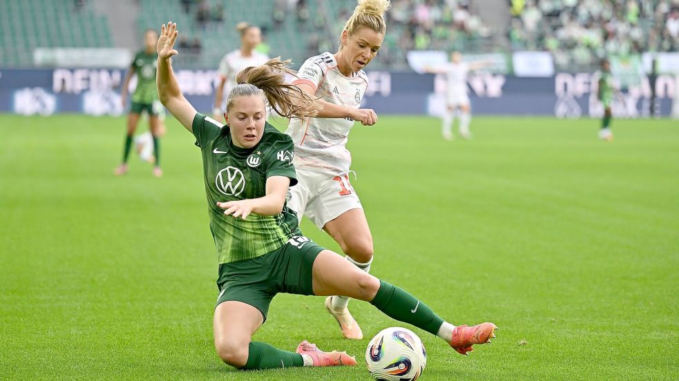 Wer macht es diesmal? Linda Dallmann (r) ist mit dem FC Bayern gegen Wolfsburg favorisiert. (Archivbild) Foto: Swen Pförtner