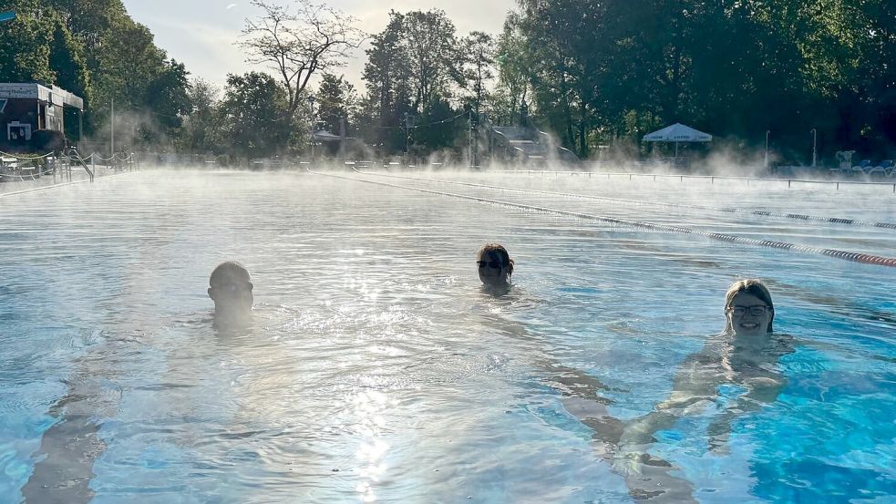 Frühschwimmen kann so schön sein: Hier unsere Kollegin Mona Hanssen (rechts) mit Freunden. Foto: Inge Lübben