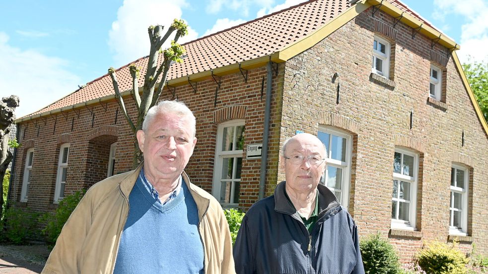 Jörg Lindemann (links) und Klaas Jürrens von der Interessengemeinschaft Visquard blicken ein Jahr nach dem großen Feuer im Jugend- und Kulturhaus positiv in die Zukunft. Gerade hat der Innenausbau begonnen. Foto: Heinz Wagenaar