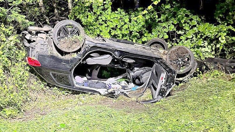 Das Auto blieb auf dem Dach liegen. Foto: Stadt Papenburg/Feuerwehr