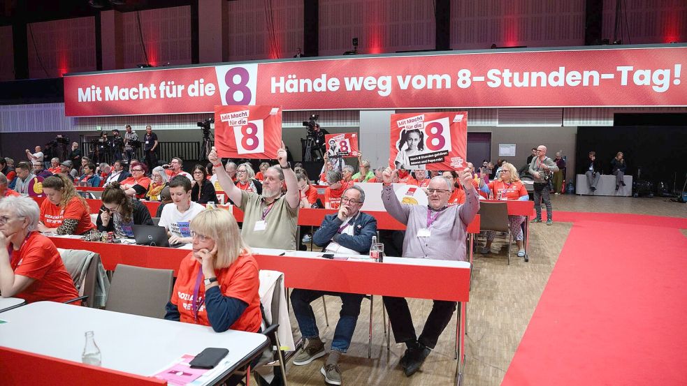 Die Gewerkschaften wollen den Acht-Stunden-Tag verteidigen. (Archivbild) Foto: Bernd von Jutrczenka/dpa