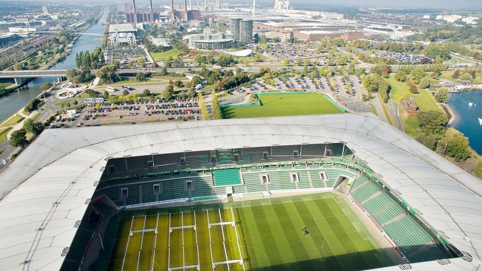 Die VW-Stadt Wolfsburg: im Vordergrund die Volkswagen-Arena, dahinter das Volkswagen-Werk. Foto: Julian Stratenschulte