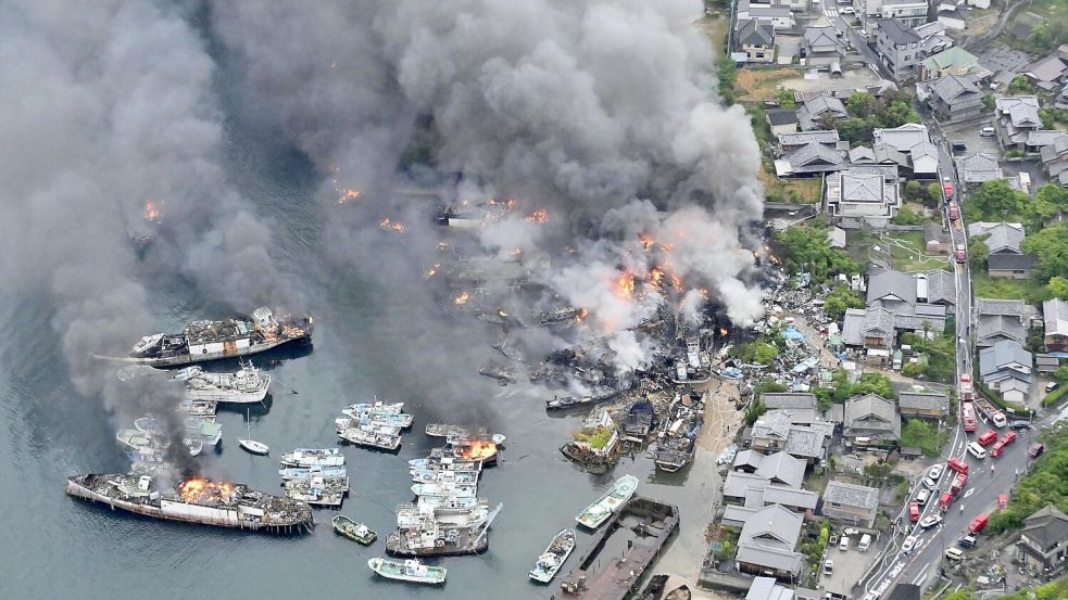 Das Feuer soll sich zunächst von ausrangierten Schiffen ausgebreitet haben. Foto: -/kyodo/dpa