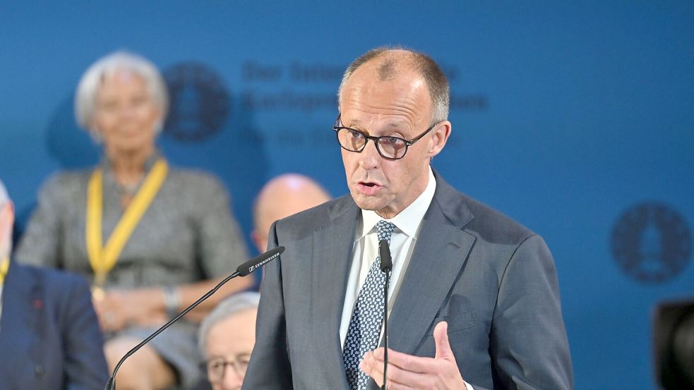 Bundeskanzler Friedrich Merz (CDU) hat bei der Karlspreis-Verleihung in Aachen Reformen angemahnt. Foto: Henning Kaiser/dpa