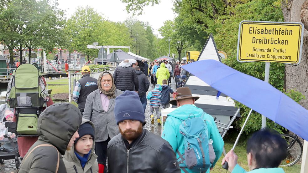 Tausende Besucherinnen und Besucher bummeln über den Riesenflohmarkt in Elisabethfehn. Foto: Hans Passmann