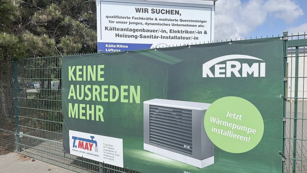 Wärmepumpen-Werbung und Mitarbeitersuche einer Firma im sachsen-anhaltinischen Osterwedding. Foto: Tobias Schmidt