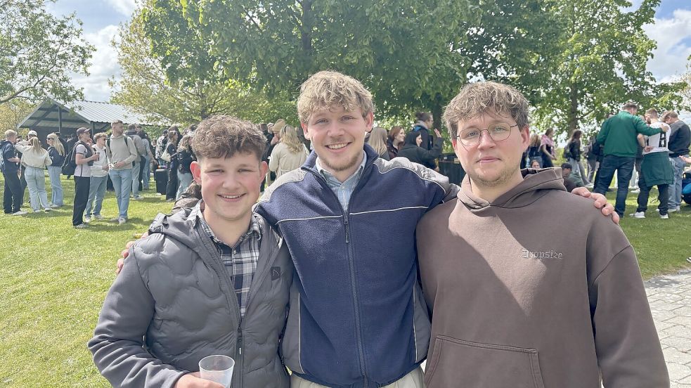 Nico (von links), Finn und Justin genossen das schöne Wetter am Ems-Jade-Kanal. Foto: Lasse Paulsen