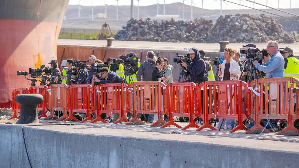 Zahlreiche Reporter berichteten im Hafen von Granadilla über die Evakuierung. Foto: Europa Press Canarias/EUROPA PRE