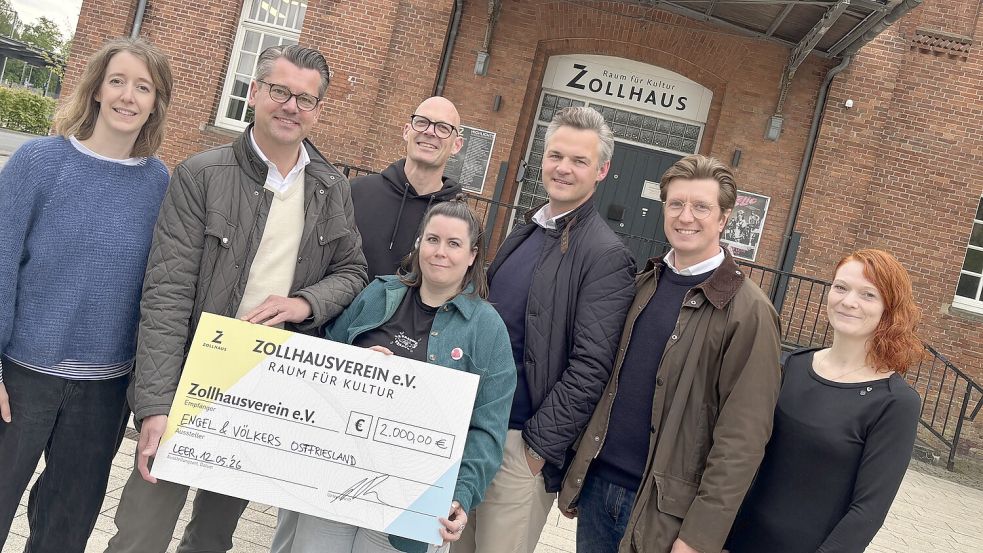 Das Startkapital für den Fonds wurde am 12. Mai überreicht. Mit dabei: Maike Nordholt (Vorstand Zollhausverein), Andreas Baum (Engel und Völkers), Marco Hanneken (Team Zollhausverein), Marie Gronimus (Team Zollhausverein), Bastian Lorey (Engel und Völkers), Jannes Bakker (Engel und Völkers), Lisa-Marie Bley (Vorstand Zollhausverein) Foto: Jasmin Oltmanns