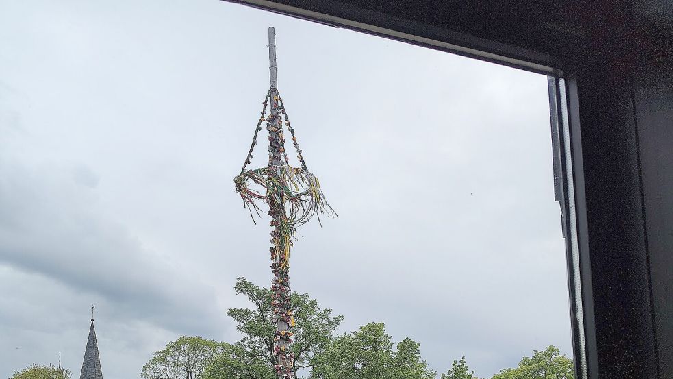 Foto aus dem Rathausfenster: Am 12. Mai 2016 fehlte dem Maibaum der Innenstadt die Birkenspitze. Foto: Karin Böhmer