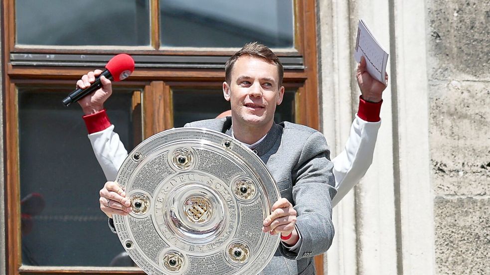 Gewohntes Bild: Manuel Neuer mit der Meisterschale auf dem Rathausbalkon. (Archivbild) Foto: Daniel Löb