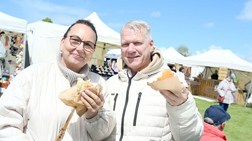 Neben viel Kunsthandwerk gibt es auch Kulinarisches auf dem Markt. Die Veranstaltung läuft noch bis Sonntag, 17. Mai 2026. Foto: Heinz Wagenaar