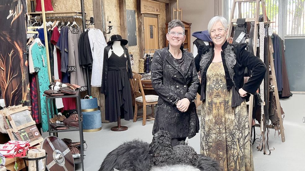 Liesbeth Kraakman (links) und Esther van Rijckevorsel haben mit Mystic-T in Heede ein Geschäft eröffnet, das Fans von Mittelalterevents und Fantasyspielen Kleidung und Platz für Zusammenkünfte bietet. Foto: Susanne Risius-Hartwig