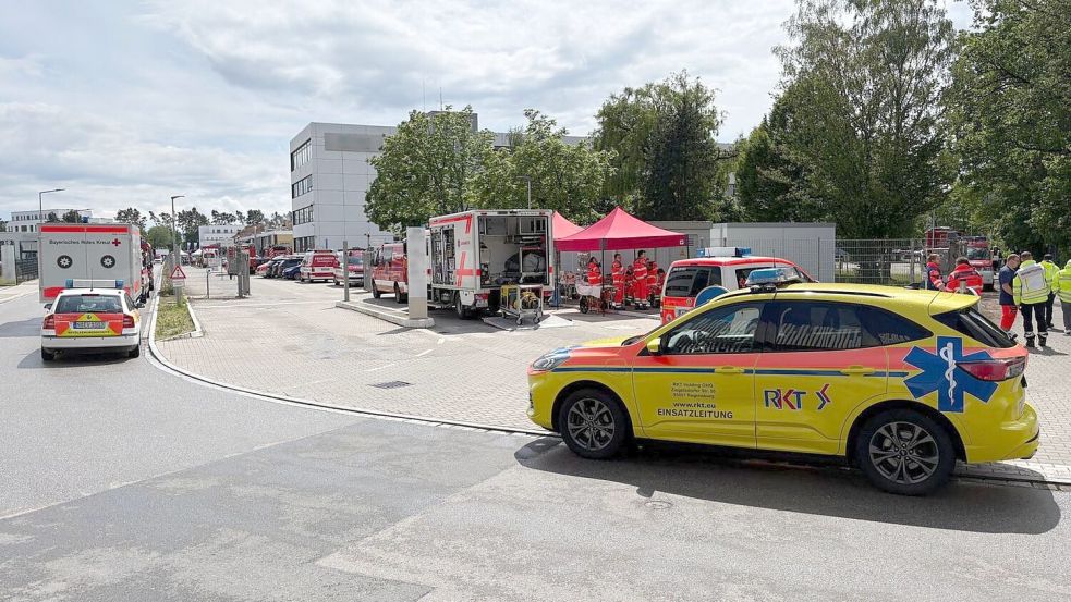 Laut Feuerwehr waren zwischenzeitlich etwa 100 Rettungskräfte im Einsatz. Foto: Sanitätseinsatzleitung/Nürnber