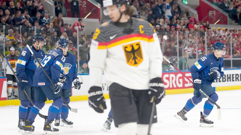 Kapitän Moritz Seider und die deutsche Mannschaft verlieren zum WM-Auftakt gegen Finnland. Foto: Claudio Thoma